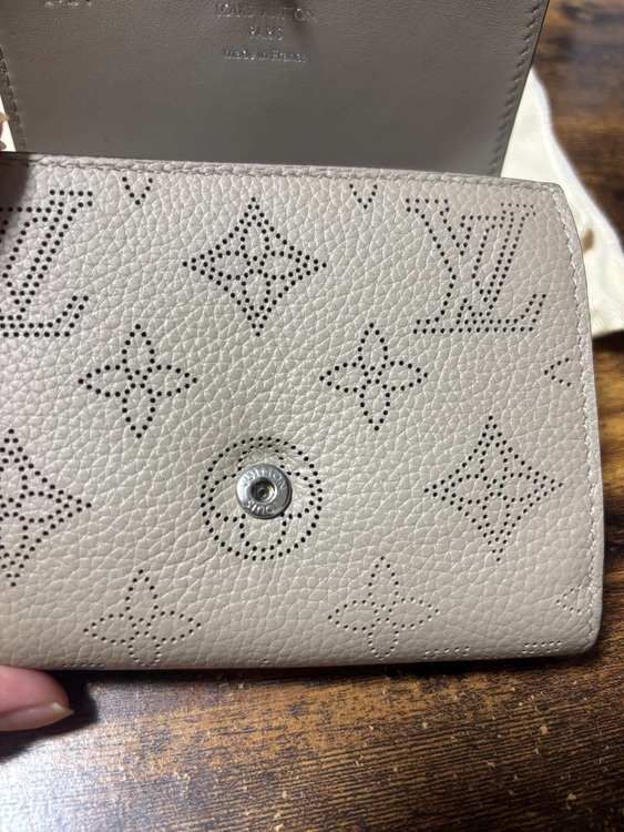 M62542 ポルトフォイユ・イリス コンパクト　ガレ（ブランド財布・小物）の商品画像 - 査定依頼日：2025年8月12日 - 最高査定価格：15,000円