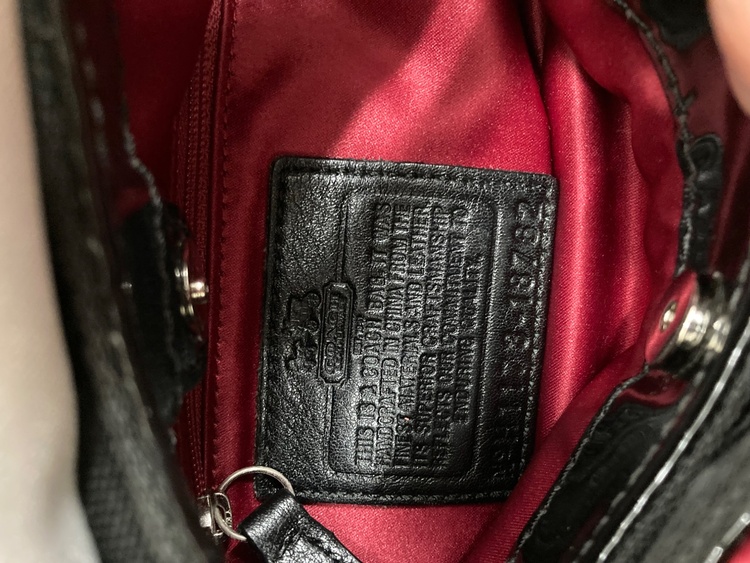 COACH コーチ シグネチャー ナイロン ワンショルダーバッグ黒正規品（ブランドバッグ）の商品画像 - 査定依頼日：2026年2月12日 - 最高査定価格：2,000円
