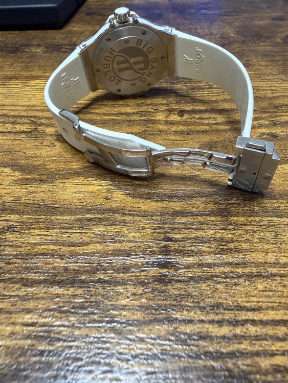 ウブロ ビックバン スチールホワイト ダイヤモンド 38mm（高級時計）の商品画像 - 査定依頼日：2026年9月18日 - 最高査定価格：825,000円