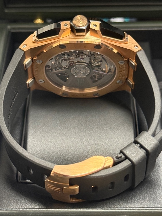 ロイヤルオークオフショア（高級時計）の商品画像 - 査定依頼日：2025年12月17日 - 最高査定価格：6,820,000円