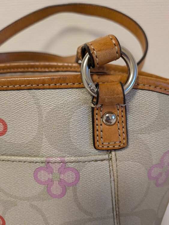 2wayショルダーバッグシグネチャー花柄（ブランドバッグ）の商品画像 - 査定依頼日：2025年11月6日 - 最高査定価格：2,500円