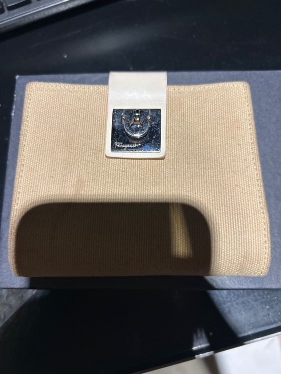 フェラガモ　ガンチーニ　二つ折り財布（ブランド財布・小物）の商品画像 - 査定依頼日：2026年8月9日 - 最高査定価格：100,000円