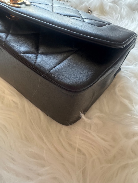 CHANEL ダイアナフラップ　黒　2番台（ブランドバッグ）の商品画像 - 査定依頼日：2026年10月7日 - 最高査定価格：400,000円