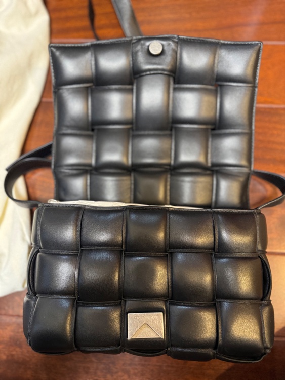 カセットパデット（ブランドバッグ）の商品画像 - 査定依頼日：2026年2月9日 - 最高査定価格：130,000円