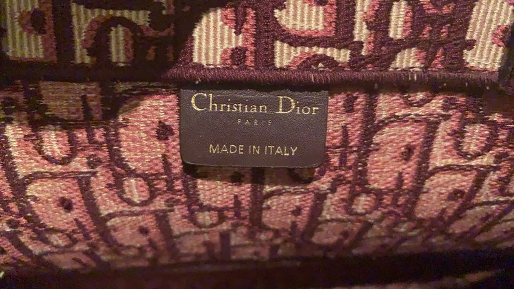 ブックトート　ディオールオブリークエンブロイダリー（ブランドバッグ）の商品画像 - 査定依頼日：2023年1月17日 - 最高査定価格：230,000円