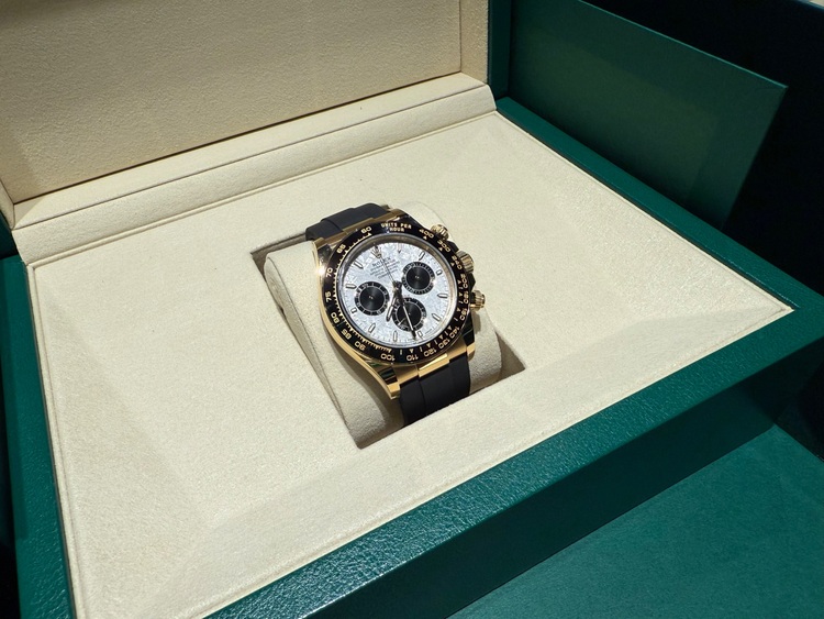 コスモグラフデイトナ（高級時計）の商品画像 - 査定依頼日：2025年10月9日 - 最高査定価格：14,000,000円