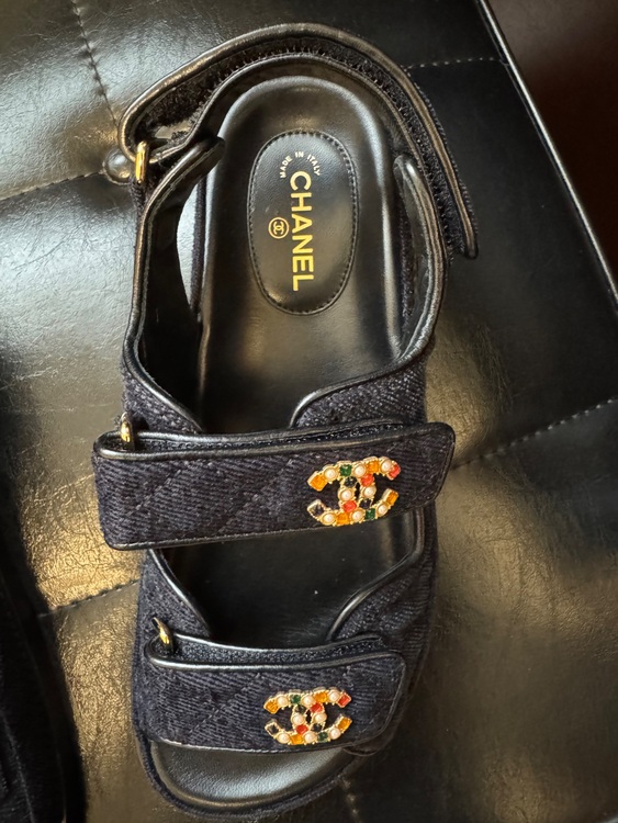 CHANELシャネルネイビーフットベットサンダル ネイビー レディース（古着・ファッション）の商品画像 - 査定依頼日：2025年9月17日 - 最高査定価格：40,000円