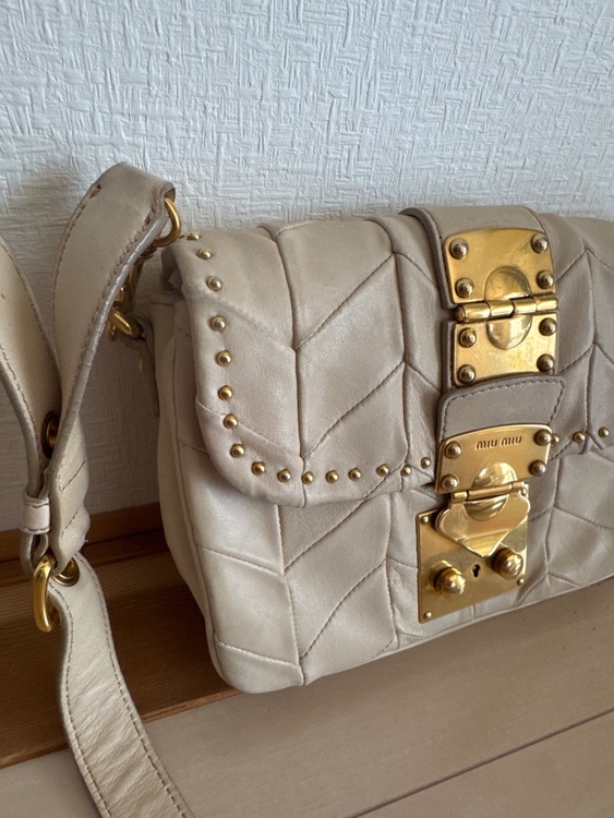 ミュウミュウ  （ブランドバッグ）の商品画像 - 査定依頼日：2025年8月30日 - 最高査定価格：15,000円