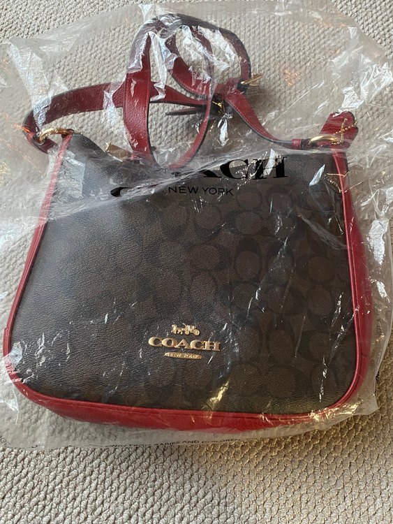 コーチ　シグネチャー ショルダーバッグ　ブラウン/レッド　レザー　ゴールド金具　（ブランドバッグ）の商品画像 - 査定依頼日：2022年11月28日