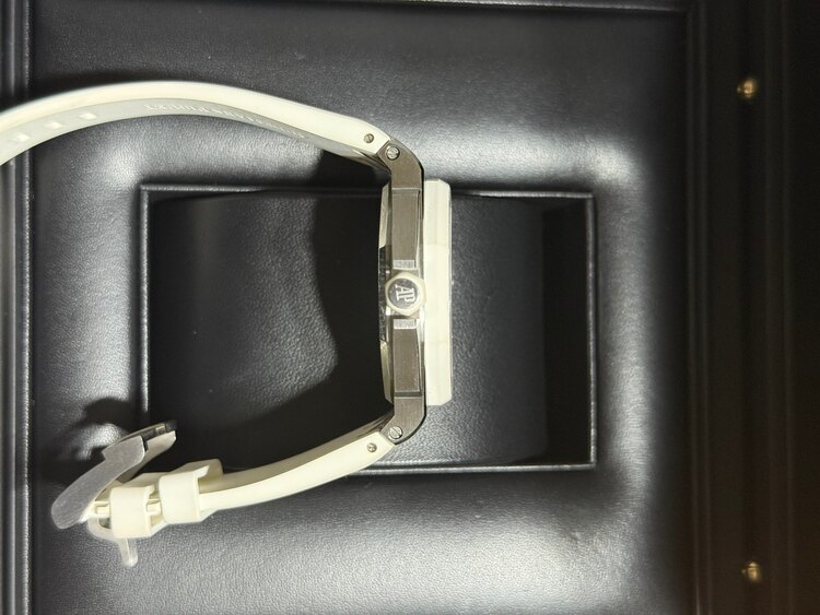 ロイヤルオークオフショア ベゼルダイヤ 37mm（高級時計）の商品画像 - 査定依頼日：2025年5月20日 - 最高査定価格：2,750,000円