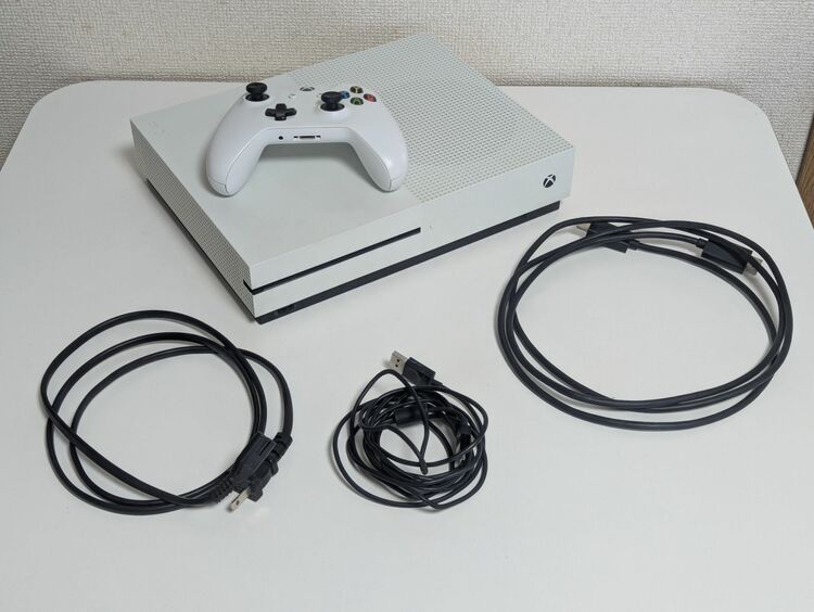 Xbox One S　１TB（ゲーム機本体・ゲームソフト）の商品画像 - 査定依頼日：2025年9月20日 - 最高査定価格：6,000円
