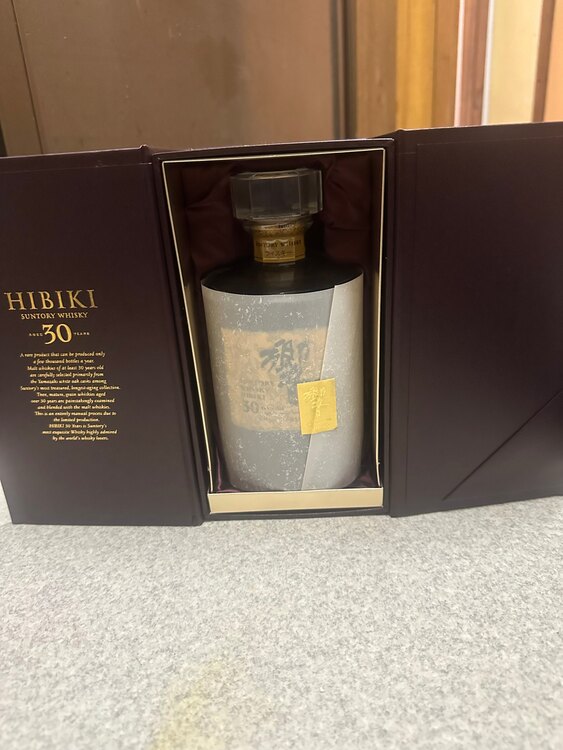 ウイスキー サントリー響 （お酒）の商品画像 - 査定依頼日：2025年2月4日 - 最高査定価格：541,000円