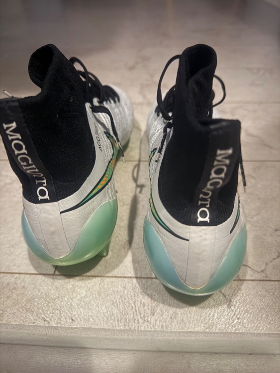 その他 その他 - ブランド: Nike - 色: ホワイト - モデル名: Magista - 特徴: ハイカットデザイン - ソールタイプ: FG（ファームグラウンド）（高級時計）の商品画像 - 査定依頼日：2025年12月22日 - 最高査定価格：100,000円