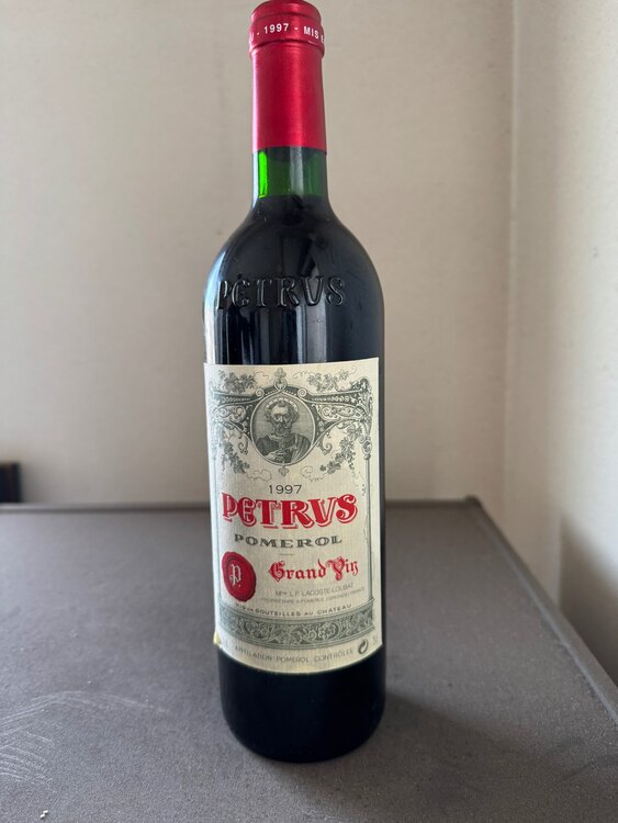 ワイン シャトー・ペトリュス （お酒）の商品画像 - 査定依頼日：2025年4月4日 - 最高査定価格：185,000円