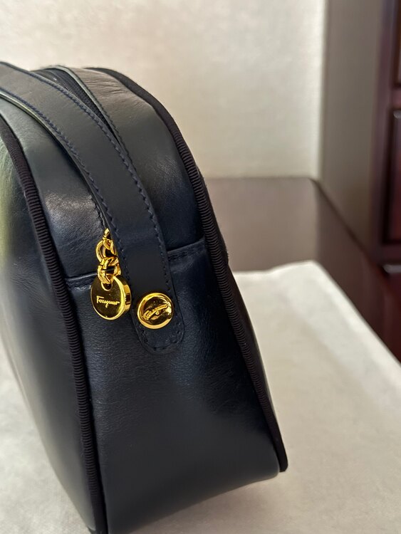 Vera リボンショルダーバッグ（ブランドバッグ）の商品画像 - 査定依頼日：2025年2月20日 - 最高査定価格：10,000円