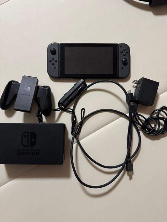 SwitchHAC-001 2018年製（ゲーム機本体・ゲームソフト）の商品画像 - 査定依頼日：2025年5月27日 - 最高査定価格：10,000円