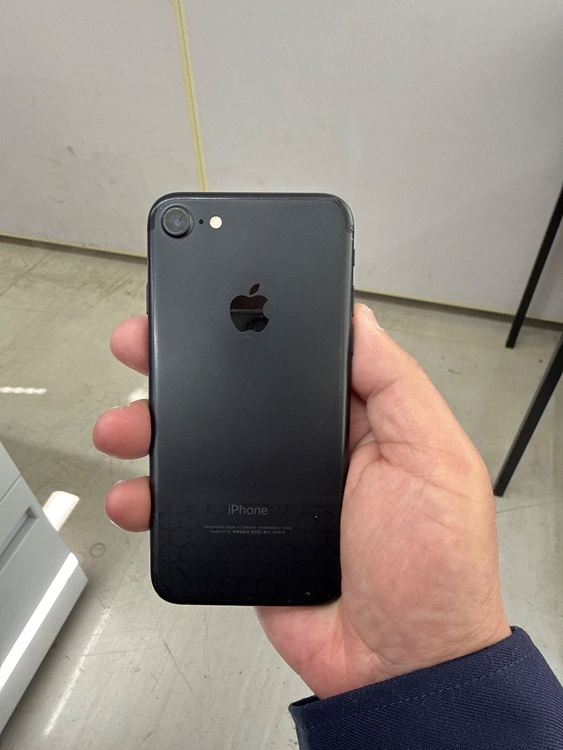 iPhone7 32GB au（スマホ）の商品画像 - 査定依頼日：2026年4月8日 - 最高査定価格：1,500円