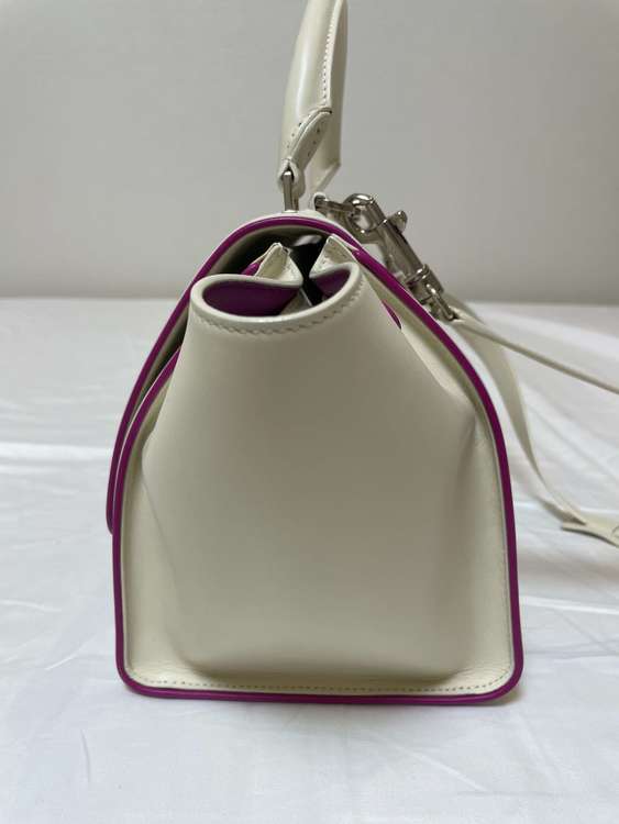 トラペーズ　白×ピンク（ブランドバッグ）の商品画像 - 査定依頼日：2022年9月29日 - 最高査定価格：30,000円