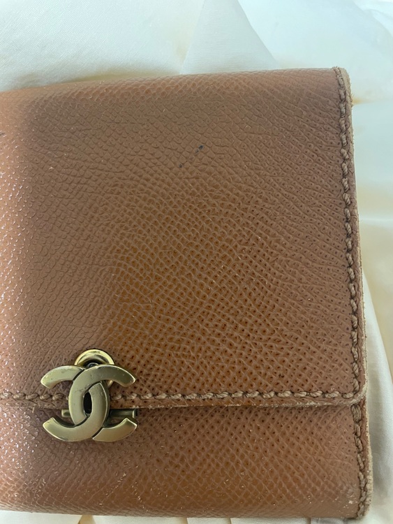 二つ折り財布（ブランド財布・小物）の商品画像 - 査定依頼日：2025年11月16日 - 最高査定価格：7,000円