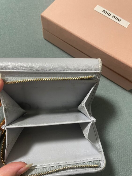 ミュウミュウ  （ブランドバッグ）の商品画像 - 査定依頼日：2025年3月17日 - 最高査定価格：5,000円