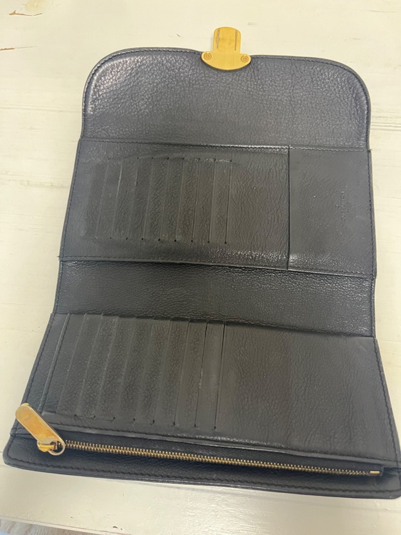 ルイヴィトン マヒナ ポルトフォイユ アメリア 長財布（ブランド財布・小物）の商品画像 - 査定依頼日：2025年9月14日 - 最高査定価格：8,000円