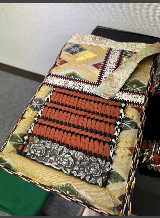 忠保作 浅間 五月人形 兜飾り 黄金造り 鞍馬 甲冑 鎧飾り（美術品・骨董品）の商品画像 - 査定依頼日：2025年10月7日 - 最高査定価格：3,000円