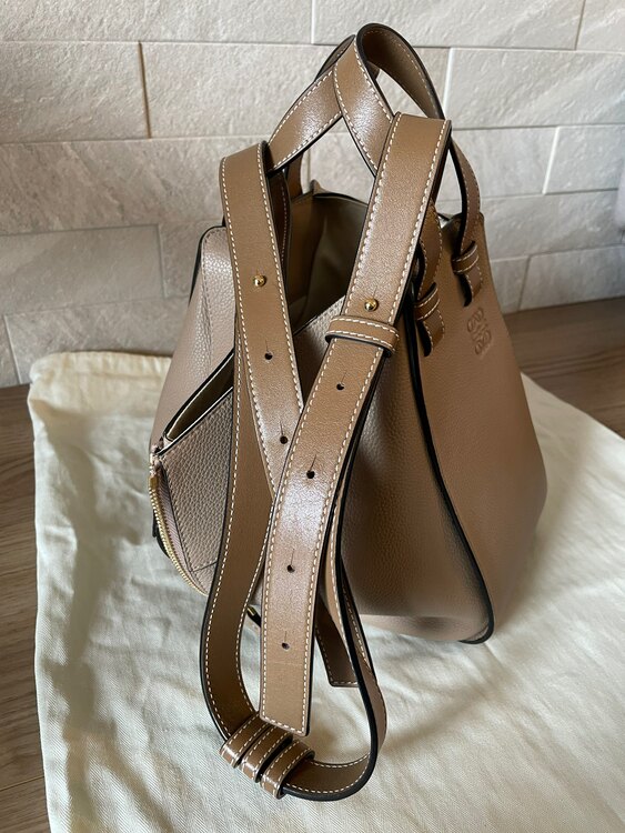 ロエベハンモックスモールサンド（ブランドバッグ）の商品画像 - 査定依頼日：2025年3月5日 - 最高査定価格：140,000円