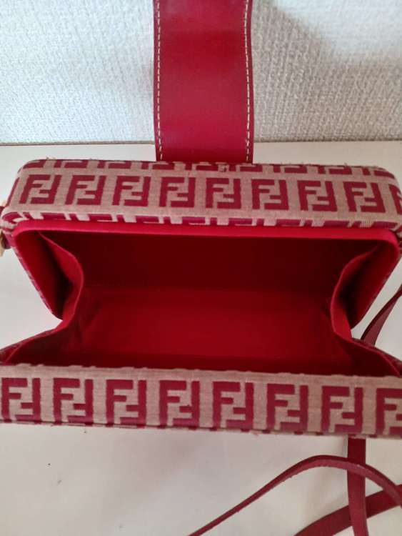 Fendiショルダーバッグ（ブランド財布・小物）の商品画像 - 査定依頼日：2022年8月28日 - 最高査定価格：15,000円