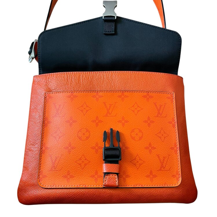 フラップメッセンジャー（ブランドバッグ）の商品画像 - 査定依頼日：2025年2月4日 - 最高査定価格：120,000円