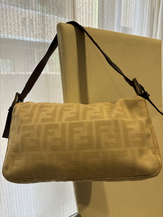 フェンディ  （ブランドバッグ）の商品画像 - 査定依頼日：2025年4月28日 - 最高査定価格：70,000円