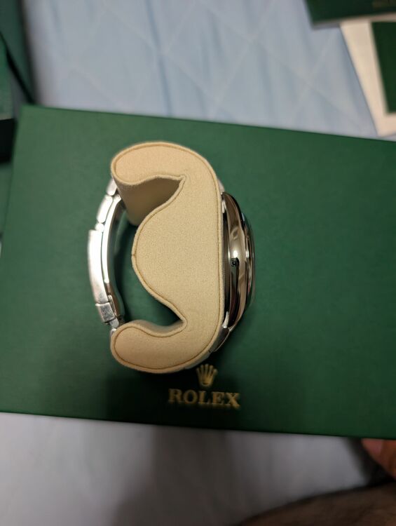 ロレックス パーペチュアル １２４３００．（高級時計）の商品画像 - 査定依頼日：2025年9月8日 - 最高査定価格：1,210,000円