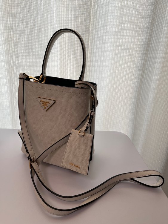 サフィアーノレザースモールバッグ白（ブランドバッグ）の商品画像 - 査定依頼日：2022年8月7日 - 最高査定価格：70,000円