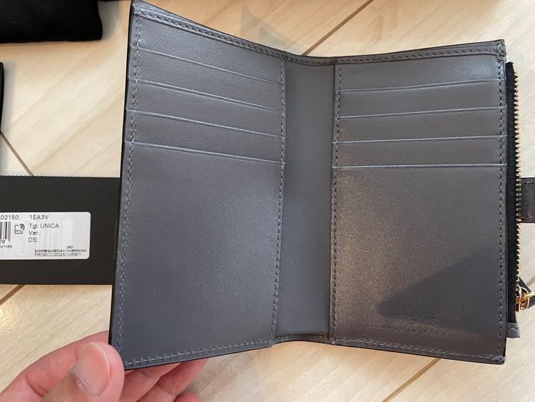 ベルサーチ　財布　二つ折り　カーフスキン　未使用品（古着・ファッション）の商品画像 - 査定依頼日：2026年5月19日 - 最高査定価格：100,000円