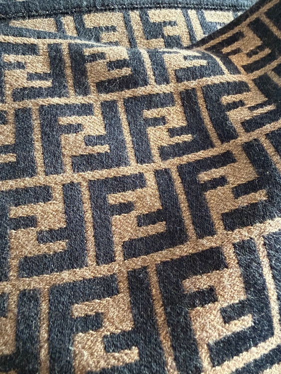 フェンディ  ショール（古着・ファッション）の商品画像 - 査定依頼日：2025年12月26日 - 最高査定価格：20,000円