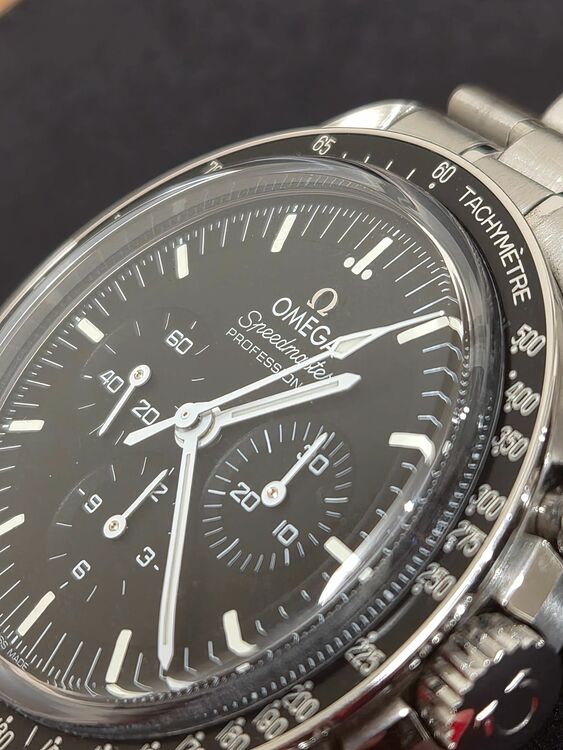 ムーンウォッチ プロフェッショナ﻿ル 42 mm￥1,276,000（高級時計）の商品画像 - 査定依頼日：2025年9月1日 - 最高査定価格：950,000円