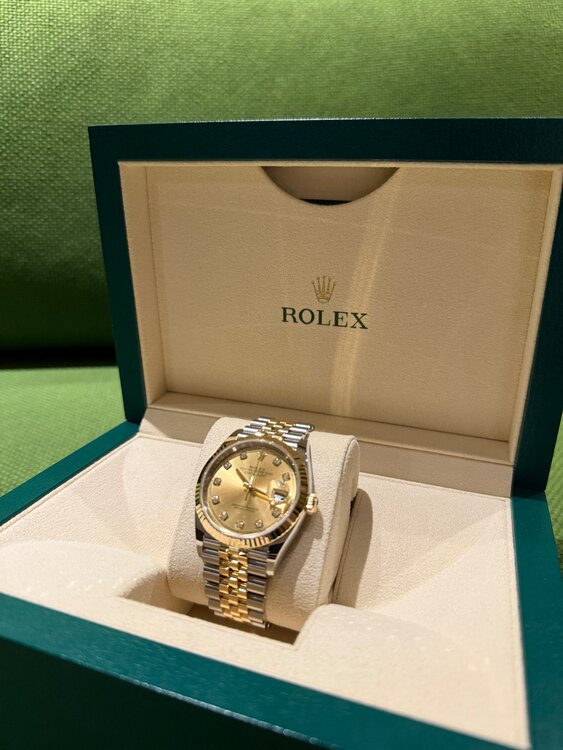ロレックス デイトジャスト ref126233 （高級時計）の商品画像 - 査定依頼日：2025年2月6日 - 最高査定価格：2,850,000円