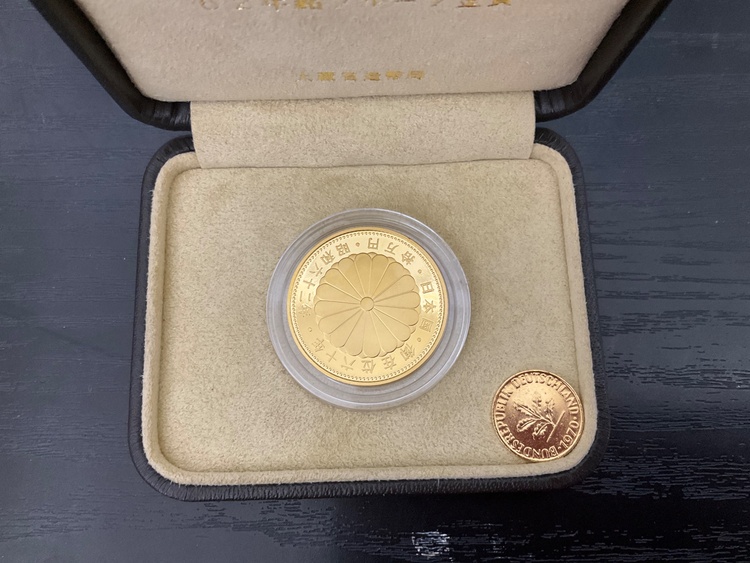 天皇陛下在位60年記念硬貨（金・貴金属）の商品画像 - 査定依頼日：2026年2月20日 - 最高査定価格：530,000円