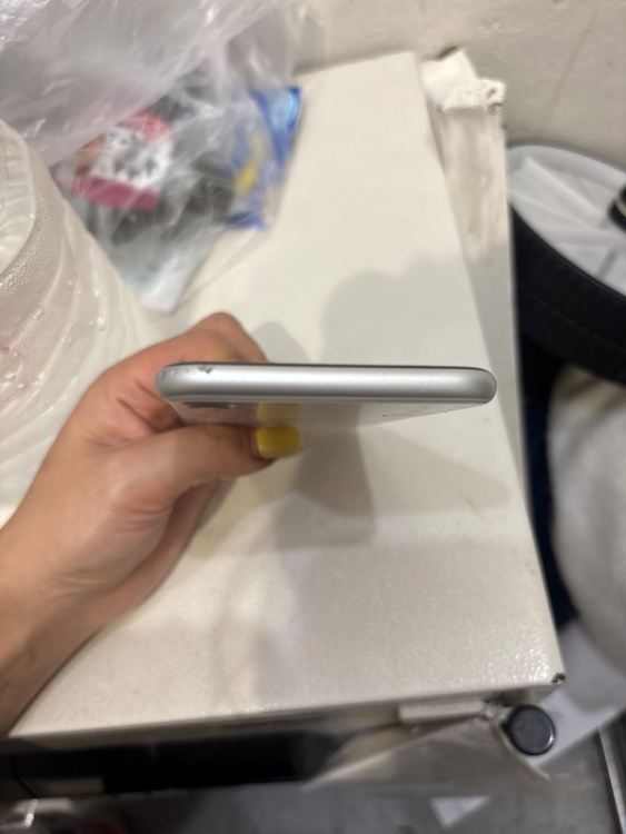 iPhone iPhoneSE 128GB Softbank（スマホ）の商品画像 - 査定依頼日：2026年7月18日 - 最高査定価格：4,500円