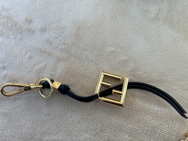 ミニのFENDIピーカブー（ブランドバッグ）の商品画像 - 査定依頼日：2026年2月15日 - 最高査定価格：230,000円