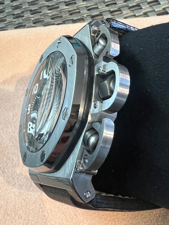 オーデマピゲ ロイヤルオークオフショア （高級時計）の商品画像 - 査定依頼日：2026年1月30日 - 最高査定価格：3,300,000円