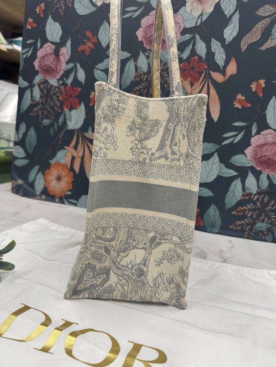 ミディアムグレーブックトート50-MA0272（ブランドバッグ）の商品画像 - 査定依頼日：2025年9月14日 - 最高査定価格：125,000円