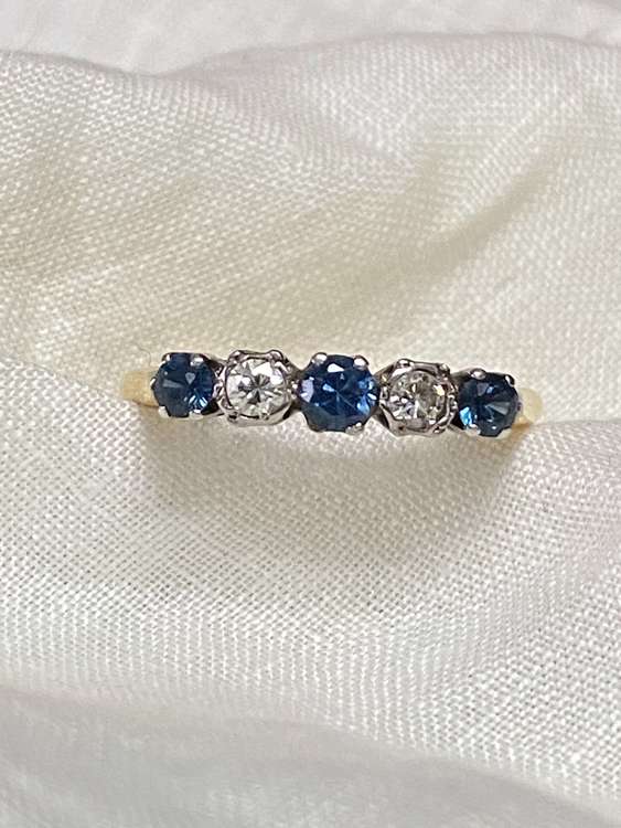 イギリスのアンティークリング　18金　サファイヤ　重さは2.2g 18金、サファ（金・貴金属）の商品画像 - 査定依頼日：2023年10月4日 - 最高査定価格：16,000円