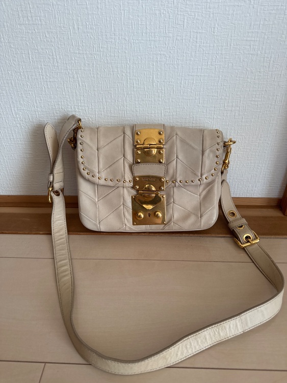 ミュウミュウ  （ブランドバッグ）の商品画像 - 査定依頼日：2025年8月30日 - 最高査定価格：15,000円