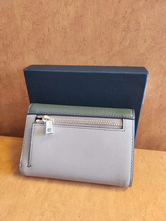 三つ折財布（ブランド財布・小物）の商品画像 - 査定依頼日：2025年2月16日 - 最高査定価格：3,000円