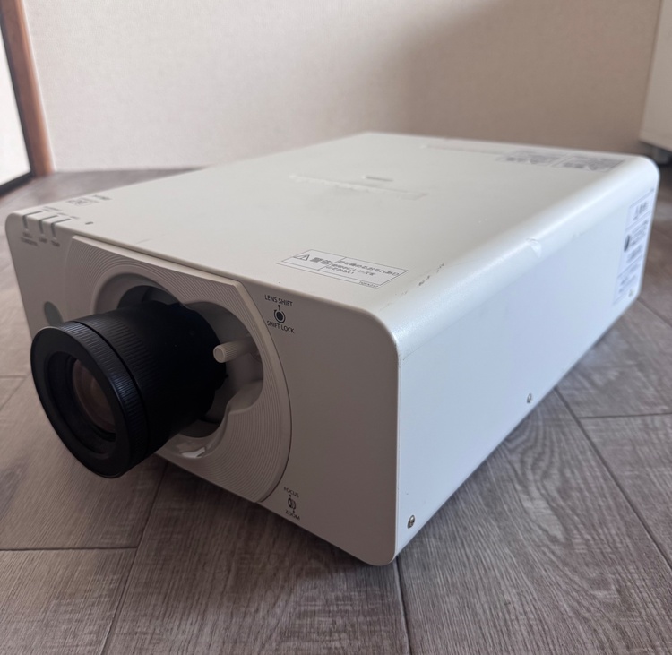 Panasonic プロジェクター ホワイト リモコン 電源ケーブル付き最大200インチ（家電）の商品画像 - 査定依頼日：2026年7月19日 - 最高査定価格：5,000円