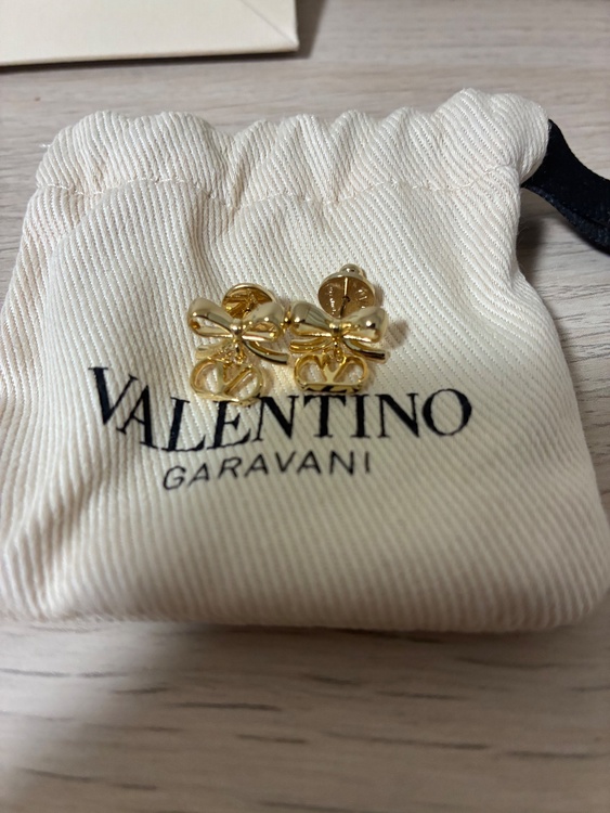 【Valentino】Vロゴ シグネチャー メタル ピアス（金・貴金属）の商品画像 - 査定依頼日：2026年5月26日 - 最高査定価格：100,000円