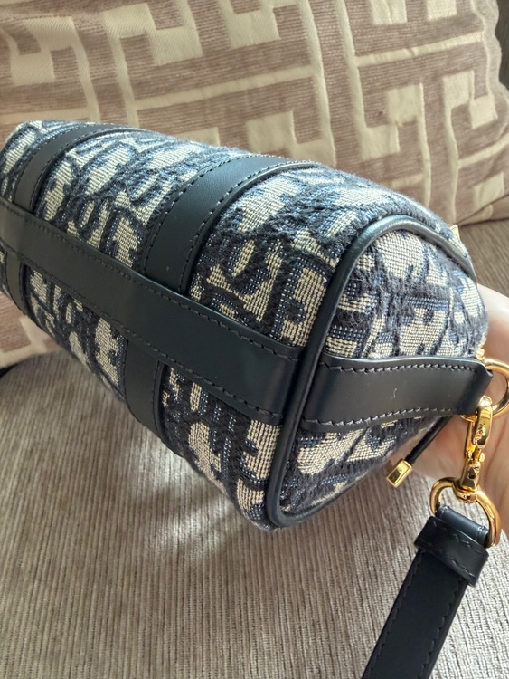 ディオール　グルーヴ 　ショルダーバッグ（ブランドバッグ）の商品画像 - 査定依頼日：2026年2月27日 - 最高査定価格：270,000円