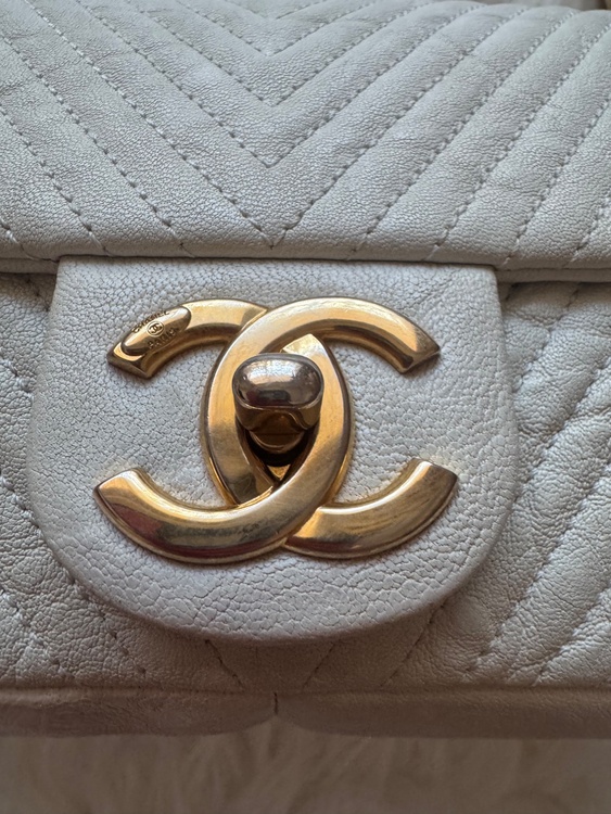 CHANEL シェブロンステッチ　白 21番台（ブランドバッグ）の商品画像 - 査定依頼日：2026年10月7日 - 最高査定価格：1,600,000円