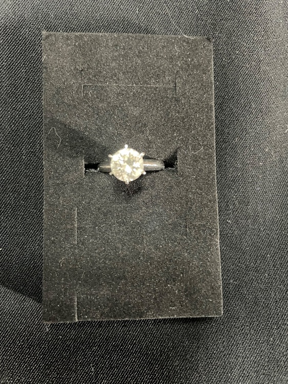 ダイヤ指輪　1、5カラット（金・貴金属）の商品画像 - 査定依頼日：2025年9月30日 - 最高査定価格：500,000円