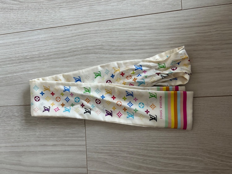 スカーフ（ブランド財布・小物）の商品画像 - 査定依頼日：2025年6月30日 - 最高査定価格：7,000円